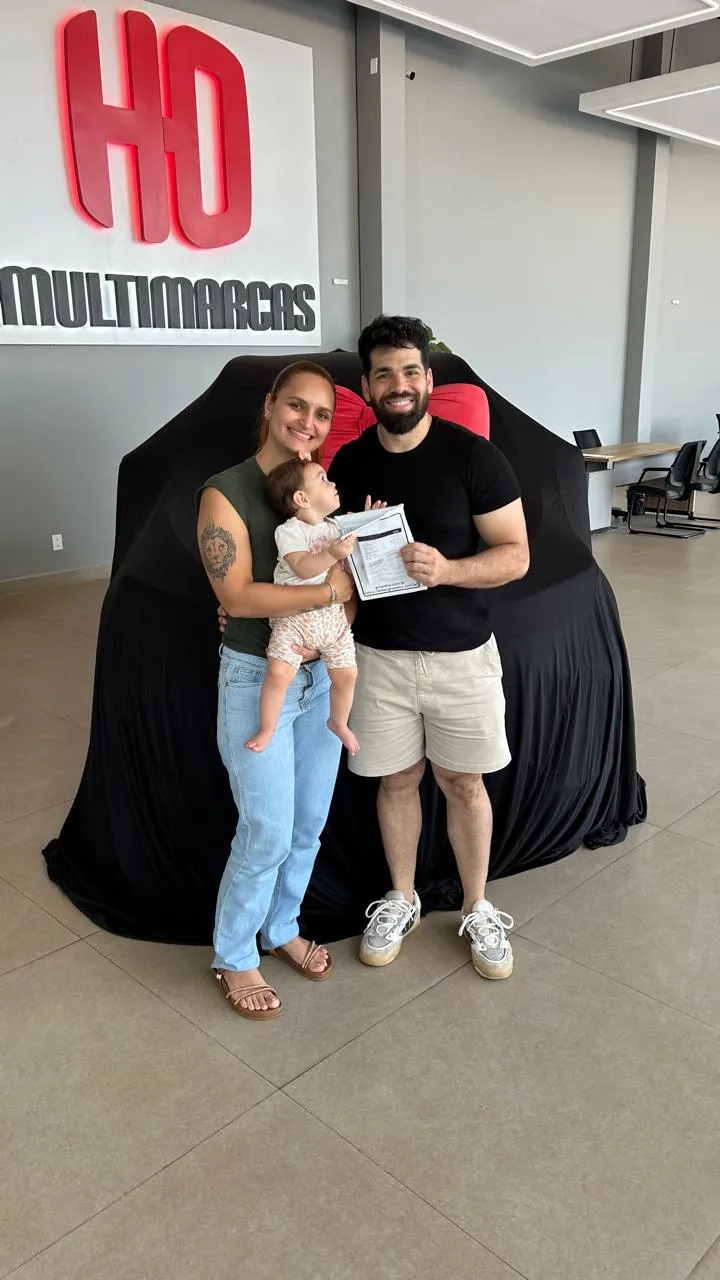 Pietro com a família no dia da compra do carro