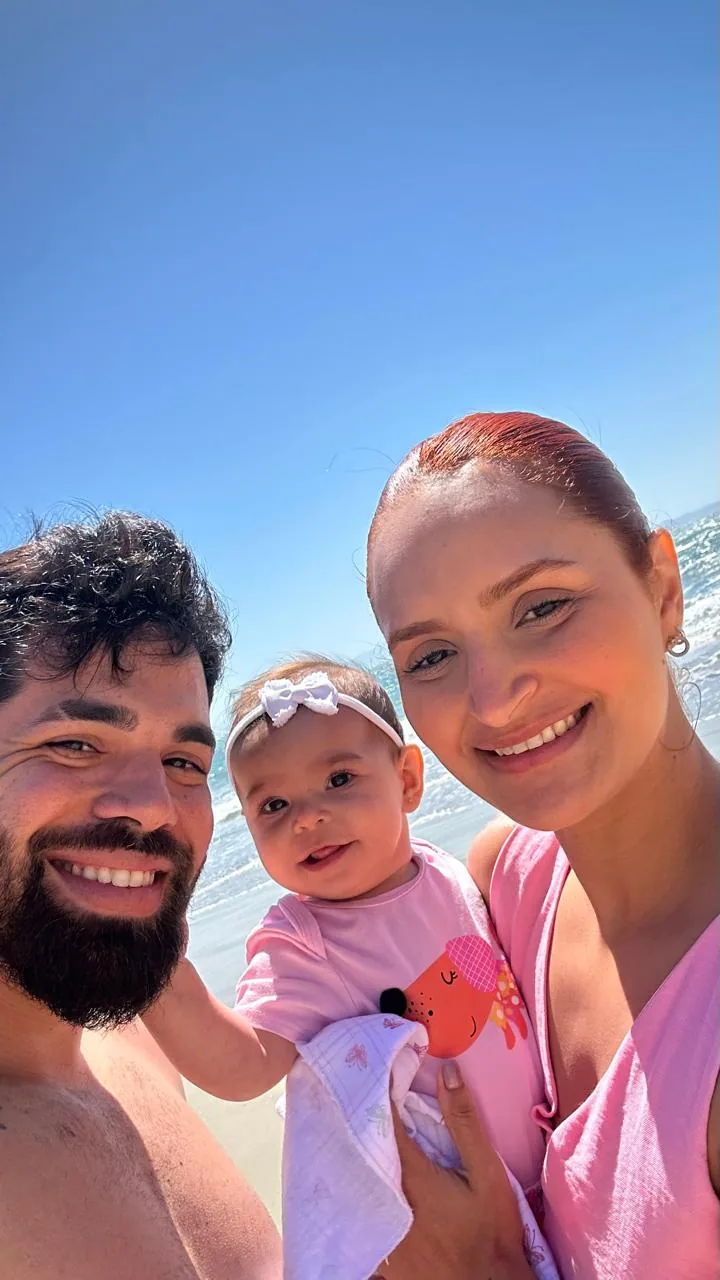 Pietro na praia com a família