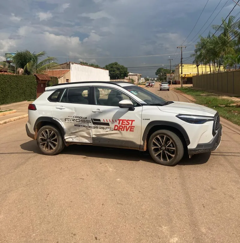 Carro amassado na lateral, a caminho da prova do TJ-RO