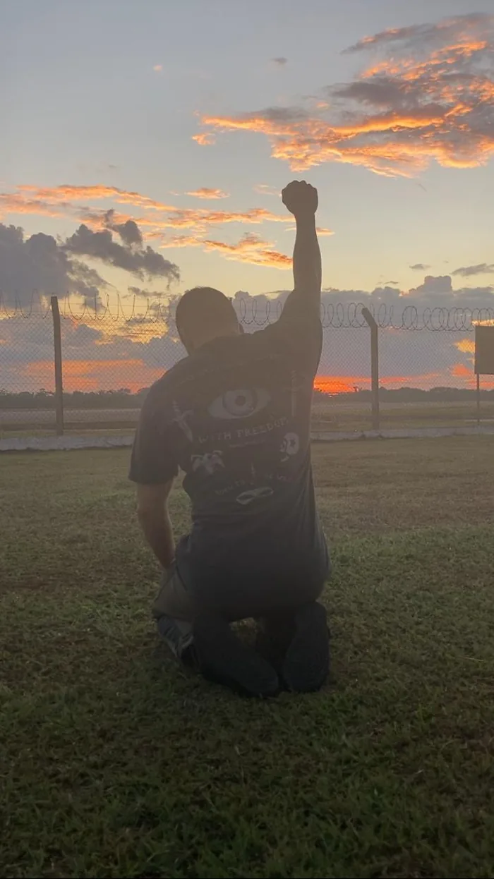 Pietro de joelhos no dia da aprovação