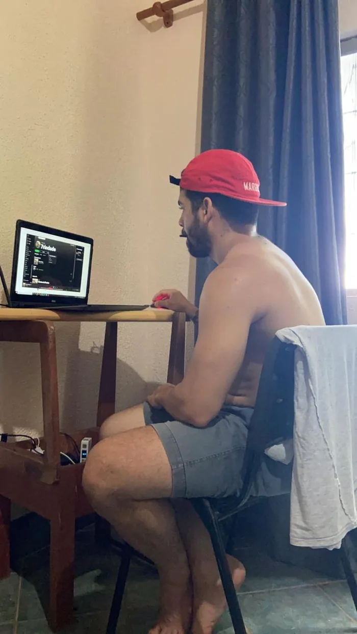 Pietro estudando com uma tábua de passar roupa como mesa