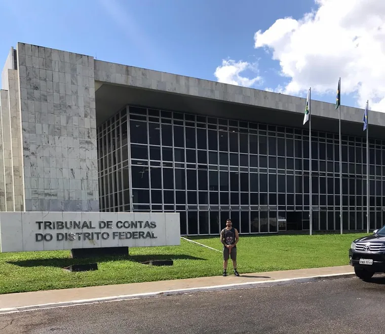 Pietro em frente ao Tribunal de Contas do Distrito Federal antes da prova